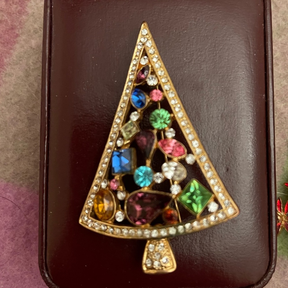 Holiday broach